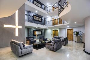 波哥大的住宿－艾濟納波哥達酒店，带沙发和楼梯的大型客厅