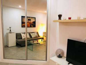 Televízia a/alebo spoločenská miestnosť v ubytovaní Apartamento Estrella Centro