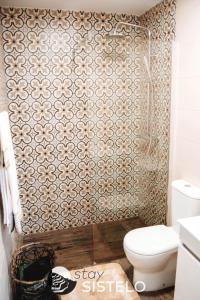 La salle de bains est pourvue de toilettes et d'un mur. dans l'établissement Casa do Ferreiro, à Sistelo