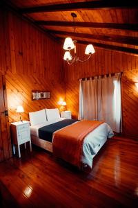 A bed or beds in a room at Paraiso Patagónico Bungalows and Apart Hotel