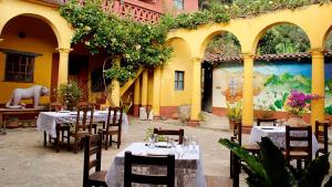 サン・クリストバル・デ・ラス・カサスにあるHotel Na Bolomの中庭のテーブルと椅子付きのレストラン