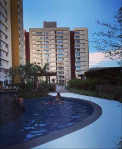 a group of people in a swimming pool at a hotel at Evian Thermas Residence - Caldas Novas in Caldas Novas