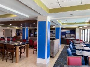 ห้องอาหารหรือที่รับประทานอาหารของ Holiday Inn Express Hotel & Suites Jacksonville-Blount Island, an IHG Hotel