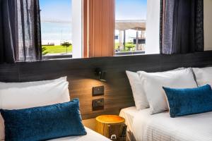 Un pat sau paturi într-o cameră la Ramsgate Hotel by Nightcap Social
