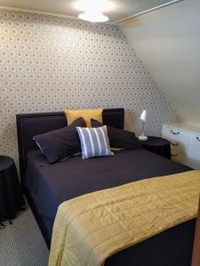 um quarto com uma cama king-size num quarto em Great central location, beautiful home with everything you need for a relaxing and enjoyable stay. em Palmerston North