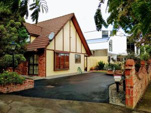 una casa con una entrada delante de ella en Great central location, beautiful home with everything you need for a relaxing and enjoyable stay., en Palmerston North