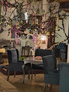 comedor con sillas, mesa y flores en Hotel Boutique Amorini en San Cristóbal de Las Casas