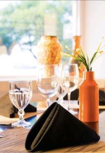 una mesa con copas de vino y una servilleta. en APTO LUXO EM HOTEL - BEIRA MAR FORTALEZA, en Fortaleza