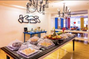 un buffet de comida en una mesa en una habitación en APTO LUXO EM HOTEL - BEIRA MAR FORTALEZA, en Fortaleza