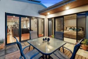 1 dormitorio y patio con mesa y sillas. en About Time Retreats- Studio Seven en Mansfield