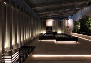 岡崎的住宿－HOTEL FINE - INTO THE PREMlUM -，大楼内带长椅和灯的走廊