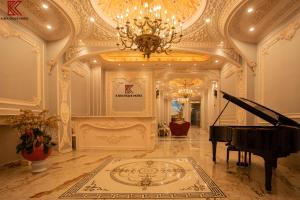 Duży pokój z pianinem i żyrandolem w obiekcie K Boutique Hotel w mieście Da Lat