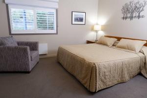 En eller flere senge i et værelse på Squatters Run Apartments + 37 billeder