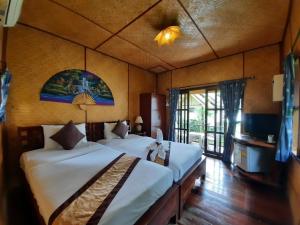 a bedroom with two beds in a room at Koh Chang Bailan Beach Resort in Ko Chang