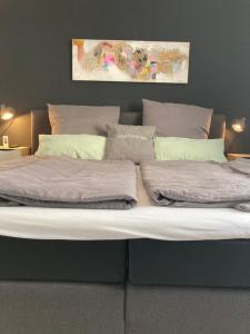 Postel nebo postele na pokoji v ubytování Living at Saarpartments -AdultsOnly- 2 Bedrooms, Kitchen - Business & Holiday Apartments for Long- and Short term Stay, 3 min to Train Station, Secure E-Bike Parking!