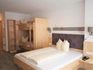 Łóżko lub łóżka w pokoju w obiekcie Kinderhotel Stefan