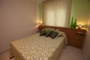 Säng eller sängar i ett rum på Apartahotel Al Alba
