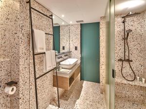 A bathroom at the Arca