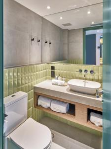 A bathroom at the Arca