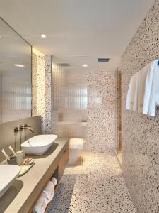 A bathroom at the Arca
