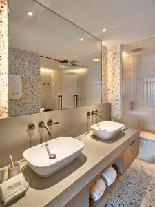 A bathroom at the Arca