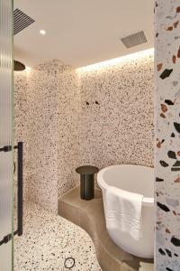A bathroom at the Arca