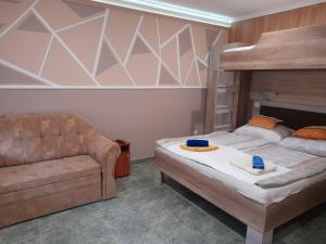 Un pat sau paturi într-o cameră la Andrea Apartman