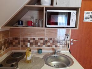 O bucătărie sau chicinetă la Andrea Apartman +50 fotografii