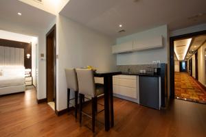 Dapur atau dapur kecil di Number One Tower Suites