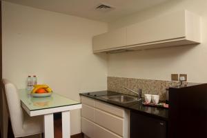 Dapur atau dapur kecil di Number One Tower Suites
