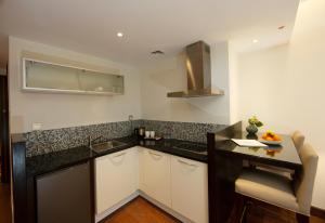 Dapur atau dapur kecil di Number One Tower Suites
