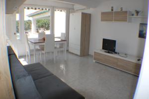 A television and/or entertainment centre at Agi Port de Rosas