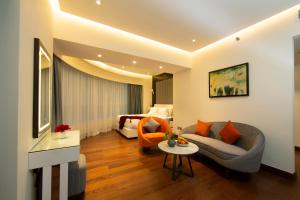 Ruang duduk di Number One Tower Suites