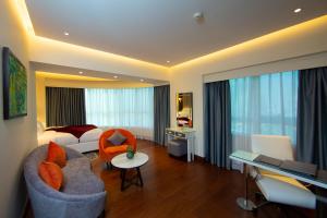 Ruang duduk di Number One Tower Suites