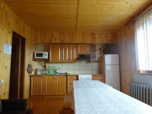 Η κουζίνα ή μικρή κουζίνα στο Біля лісу Апартименти з трьома спальнями