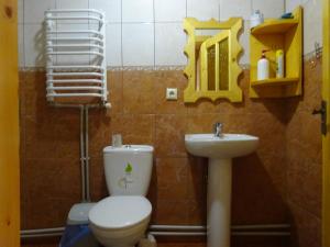 Ένα μπάνιο στο Біля лісу Апартименти з трьома спальнями +13 φωτογραφίες