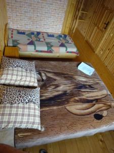 Ένα ή περισσότερα κρεβάτια σε δωμάτιο στο Біля лісу Апартименти з трьома спальнями