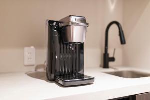 una cafetera sentada en un mostrador junto a un fregadero en HOTEL ASYL TOKYO KAMATA, en Tokio