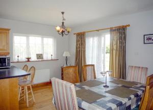 a kitchen and dining room with a table and chairs at Shannons Gate in Killorglin