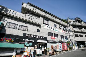 un edificio con cartelli sul lato di una strada di Gairoju / Vacation STAY 3715 a Higashiosaka