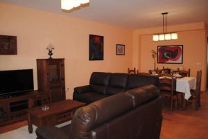 sala de estar con sofá de cuero y mesa en Alojamiento Rural Arucema, en Freila