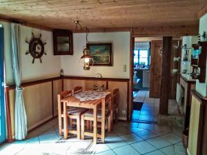 eine Küche und ein Esszimmer mit einem Tisch und Stühlen in der Unterkunft Lütt Stuuv am Dorfanger in Barth