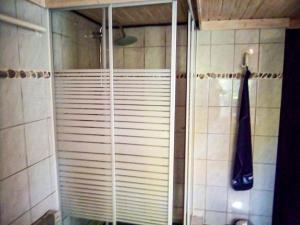 a shower with a window with blinds in a bathroom at Lütt Stuuv am Dorfanger in Barth