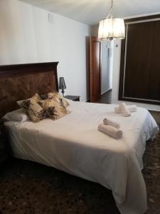 A bed or beds in a room at Villa caseta blanca de Moraira