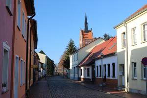 an empty street in a small town with buildings at Die Remise Condé RE-10 in Stolpe auf Usedom