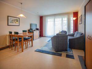 una sala de estar con un sofá y una mesa en Dünenpark Binz - Klassik Ferienwohnung mit 1 Schlafzimmer und Balkon im Obergeschoss 018, en Binz