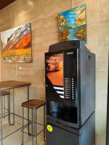 una televisión sentada en un stand junto a un bar en Hotel Ortuella, en Ortuella