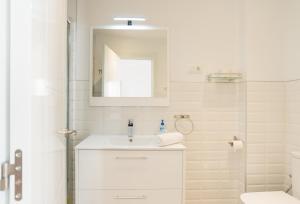 A bathroom at Urbe10 Plaza de la Constitucion 1 Bedroom Apartment