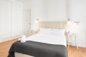 A bed or beds in a room at Urbe10 Plaza de la Constitucion 1 Bedroom Apartment