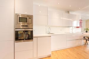 A kitchen or kitchenette at Urbe10 Plaza de la Constitucion 1 Bedroom Apartment